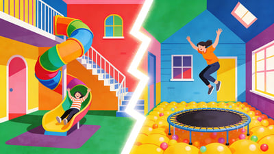 Ilustración dividida: una casa con un tobogán en espiral en lugar de escaleras versus una casa con un piso de trampolín