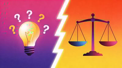 Ilustrație împărțită: un bec cu semne de întrebare în jur versus o balanță cu două opțiuni egal cântărite